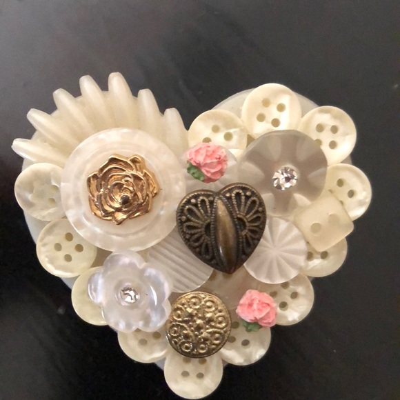 Vintage Button Handmade Brooch. One of a Kind - Picture 2 of 5